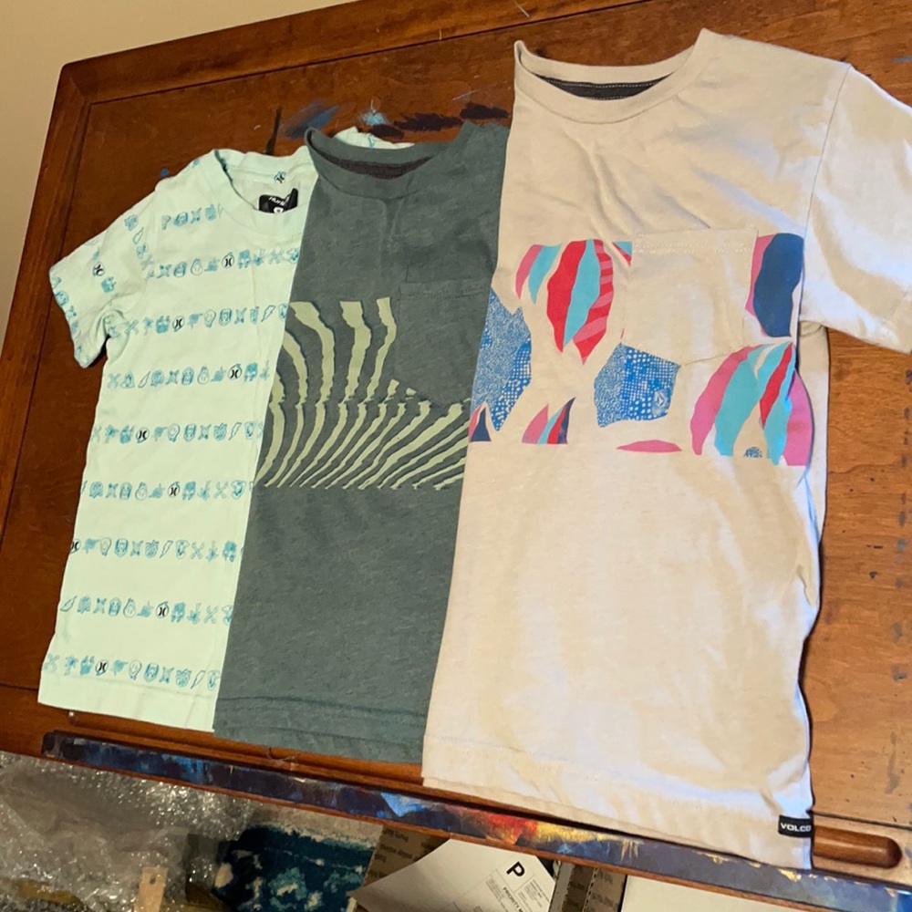 Boys Volcolm and Hurley t-shirts